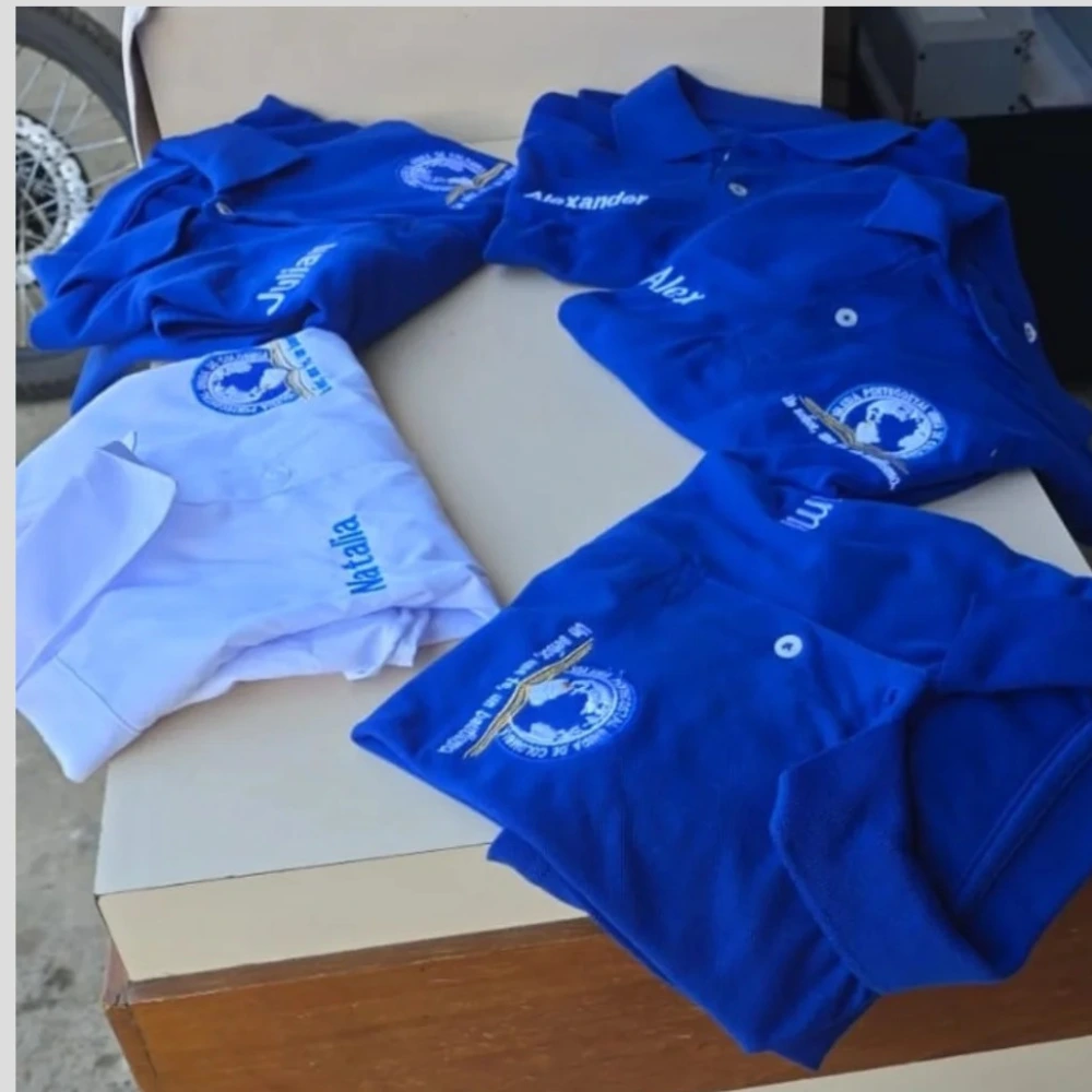 polos azules perspectiva uniformes